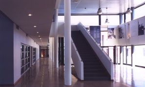 Le hall d'entrée du collège de Mazan.