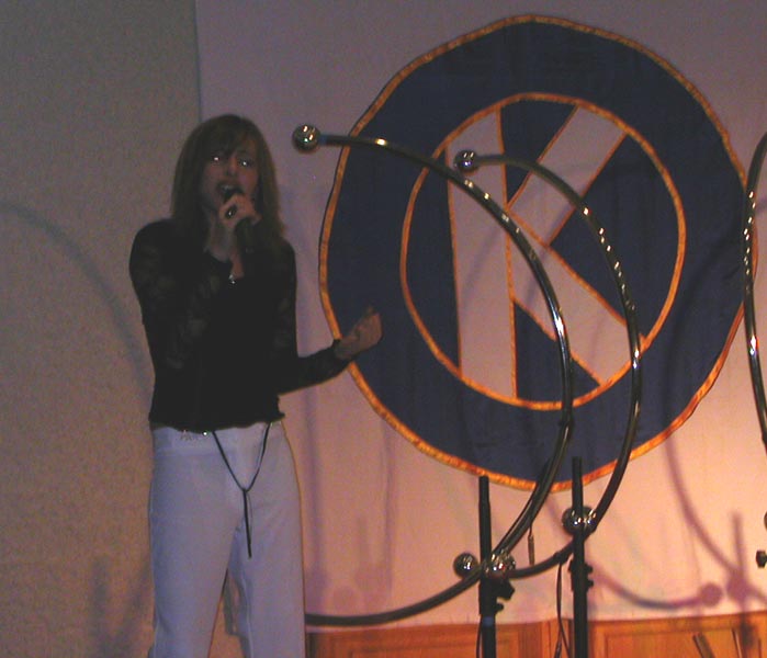 Marine chante "Change le Monde"