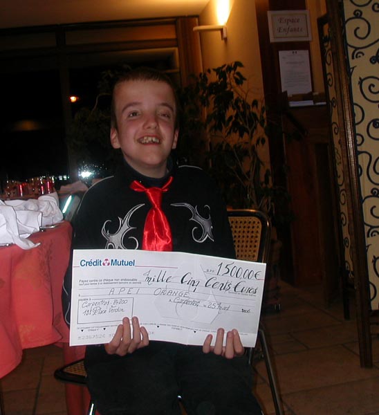 Thomas avec le fameux chèque énorme qui nous a permis de monter ce projet formidable entre l'APEI-IME d'Orange et le collège de Mazan.