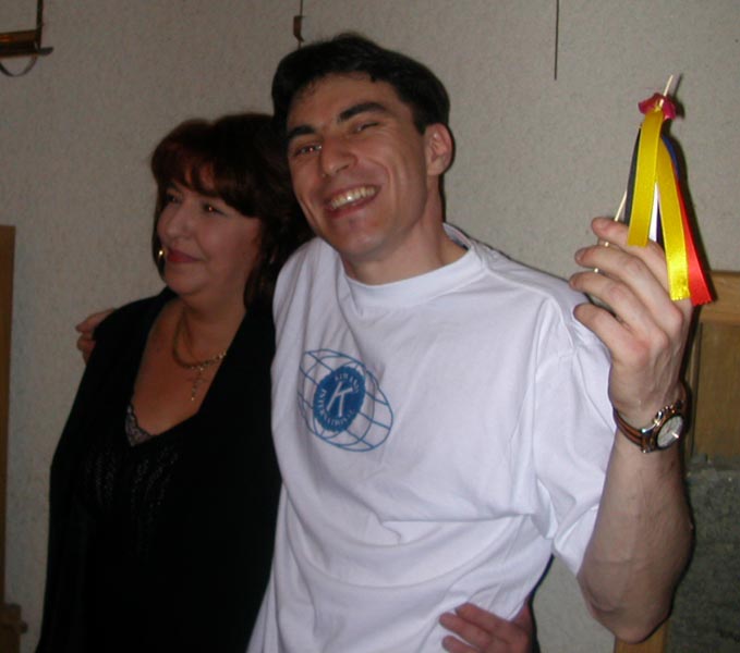 Monsieur PLANTEVIN et Madame BARTOLO font les fans dans la salle pour encourager Marine