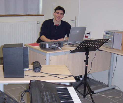 M.PLANTEVIN travaille à l'ordinateur.
