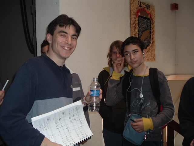 M.PLANTEVIN avec ses élèves, en répétition de la chorale.
